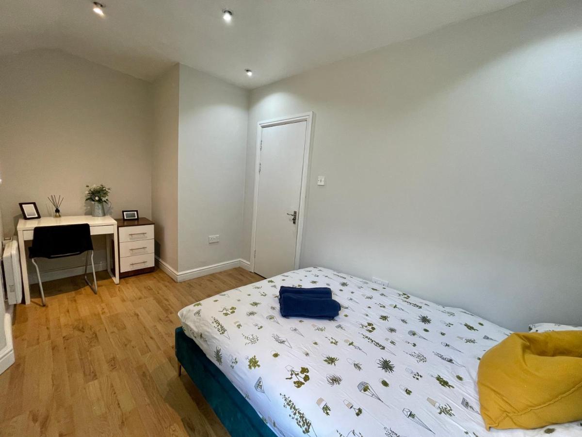 One Bedroom Apartment In City Centre Cardiff Bagian luar foto
